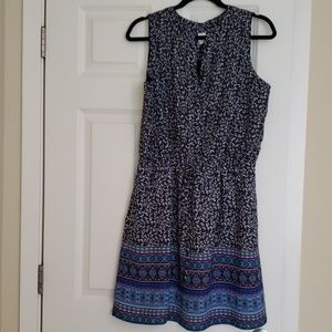 GAP Sleeveless dress with tie waist and 2 pockets.